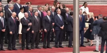 Bëhet viral momenti kur Elon Musk xhiron përreth gjatë takimit Trump-Xi