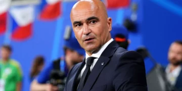 Këngët e Dua Lipës “ndalojnë” për pak konferencën e trajnerit të Portugalisë