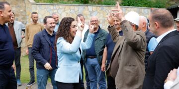 Osmani ndan pamje nga takimi me qytetarët në Grashticë: Ju faleminderit nga zemra!