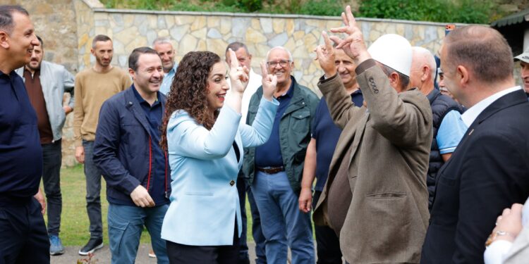 Osmani ndan pamje nga takimi me qytetarët në Grashticë: Ju faleminderit nga zemra!