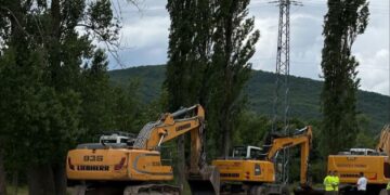 Fushata zgjedhore i “dërgon” ekskavatorët  e “Eurokos” te Liqeni në Mitrovicë, ku u premtuan rruga dhe ura, por tenderi dhe procedurat ende nuk janë hapur!