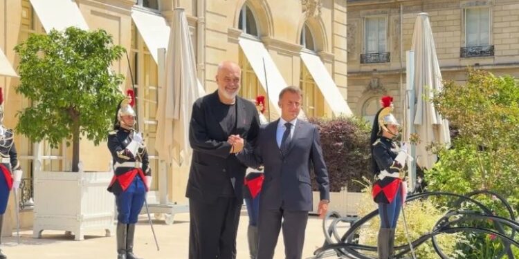 Rama mbërrin në Pallatin Elysee, i ftuar nga Presidenti Macron, zbardhen temat e diskutimit