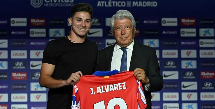 Presidenti i Atletikos i dërgon mesazh Barcelonës dhe Realit për Alvarezin