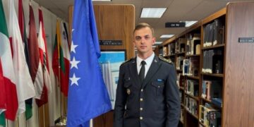 Djali i dëshmorit Zejnullah Elshani diplomon në ShBA, ushtari i FSK-së nderohet me dy çmime prestigjioze