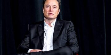 Musk bie nga “froni” i trilionerit