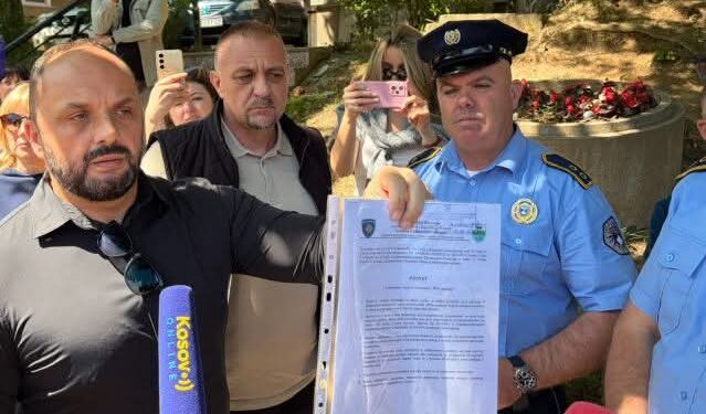 Ndalohet kryetari i Mitrovicës së Veriut, tentoi ta heqë shenjën “E dua Mitrovicën”
