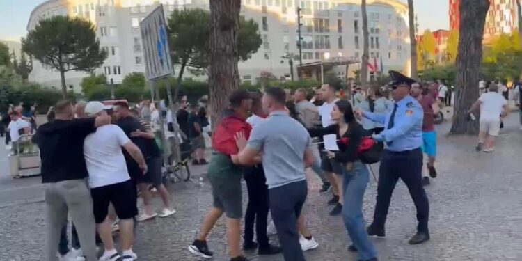 Tensione në Shqipëri, protestuesit për Zvërnecin konfliktohen fizikisht me mbështetësit e PS-së