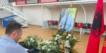 Konjufca shkon për ngushëllime në familjen Jashari: Sahiti do të mbetet në kujtesën e kombit