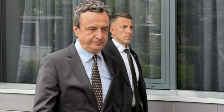 Kurti shmang pyetjen për koalicion me LDK-në, uron Ditën e Shërbimit Publik