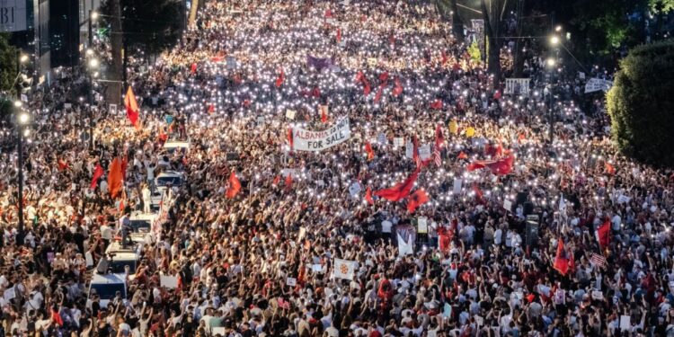 VV’ja mohon se është e përfshirë në protestat në Tiranë: Nuk duhet të merret si shembull deklaratat e ndonjë zyrtari të Vetëvendosjes