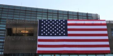 Vendoset flamur gjigant në Ambasadën amerikane në Prishtinë për 250-vjetorin e ShBA-së