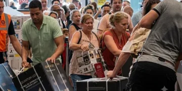 Kaos në Francë nga vala e të nxehtit, blerësit përleshen për kondicionerë