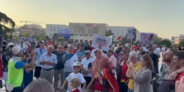 Protestuesit mblidhen për të 29’tën herë në Tiranë – sipas tyre njerëz të pushtetit “duan të nxisin dhunë”