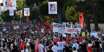 “Asnjë deputet nuk na përfaqëson” – Protestuesit në Shqipëri drejt krijimit të “Kuvendit Qytetar” me 500-600 anëtarë
