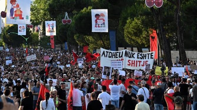“Asnjë deputet nuk na përfaqëson” – Protestuesit në Shqipëri drejt krijimit të “Kuvendit Qytetar” me 500-600 anëtarë