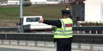 Vushtrriasi s’u bindet urdhrave, godet policin me veturë dhe ikë nga vendi i ngjarjes