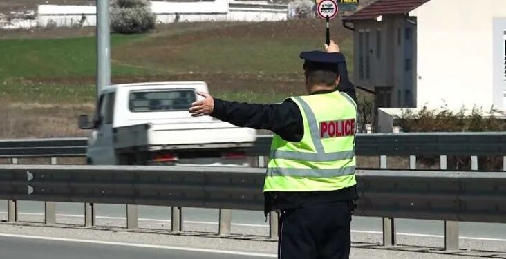 Vushtrriasi s’u bindet urdhrave, godet policin me veturë dhe ikë nga vendi i ngjarjes