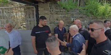Ilir Meta mbërrin në Skrapar për t’i dhënë lamtumirën e fundit babait, shoqërohet nga Policia