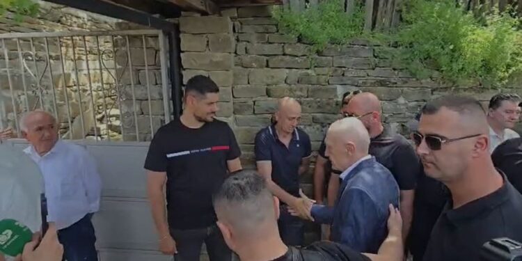 Ilir Meta mbërrin në Skrapar për t’i dhënë lamtumirën e fundit babait, shoqërohet nga Policia