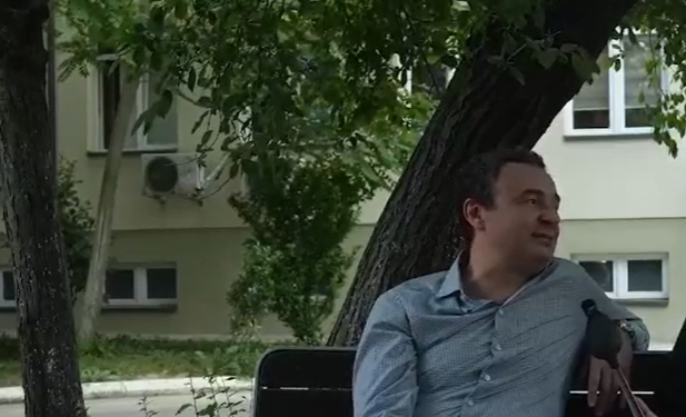 “Janë të vlefshme ato kotjet e shkurtëra në veturë”, Kurti tregon se si po fle në xhipat e zinj