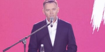 Peci “shkrihet” kur flet për Kurtin: Partneri më korrekt në jetën time