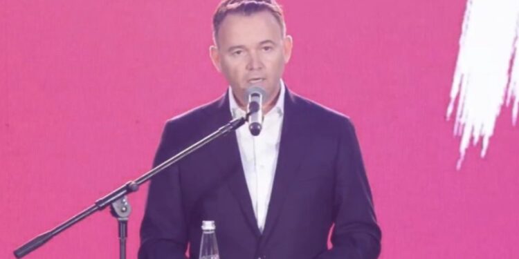 Peci “shkrihet” kur flet për Kurtin: Partneri më korrekt në jetën time