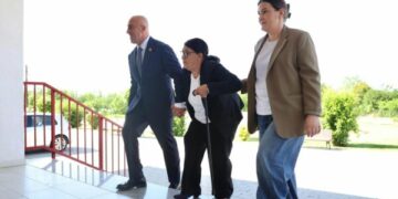 Ramush Haradinaj voton bashkë me nënën Rukë: Me votën tuaj vendosni për Kosovën e për vitet që vijnë