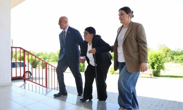 Ramush Haradinaj voton bashkë me nënën Rukë: Me votën tuaj vendosni për Kosovën e për vitet që vijnë