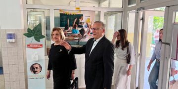 Bedri Hamza voton në Mitrovicë, i shoqëruar nga bashkëshortja dhe dy vajzat e tij