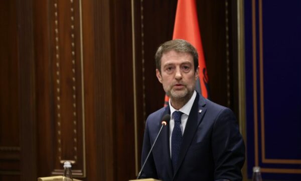 Kryediplomati shqiptar Hoxha uron Kosovën për zgjedhjet: Presim me shumë interes formimin e institucioneve