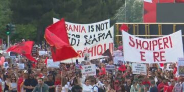 Protesta në Tiranë zgjerohet, i bashkohen edhe shqiptarë nga Maqedonia e Veriut dhe Lugina e Preshevës