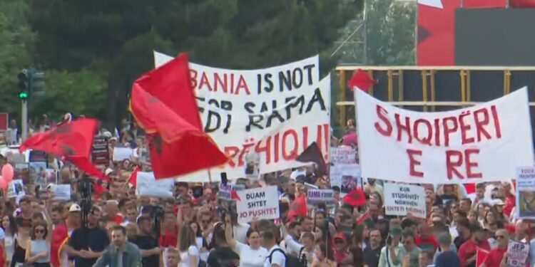 Protesta në Tiranë zgjerohet, i bashkohen edhe shqiptarë nga Maqedonia e Veriut dhe Lugina e Preshevës