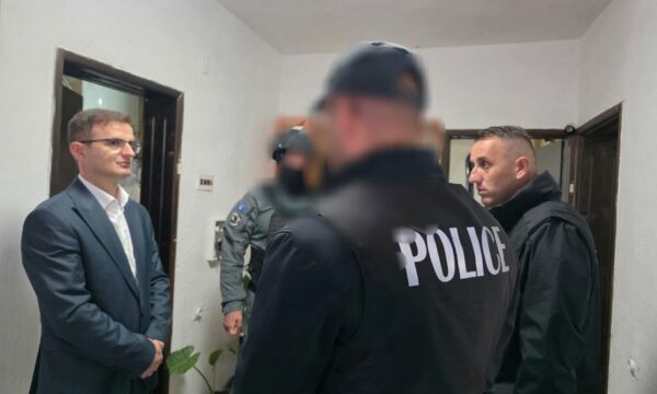 Pamje nga operacioni gjatë të cilit u arrestuan 5 persona të dyshuar për kri’me lufte