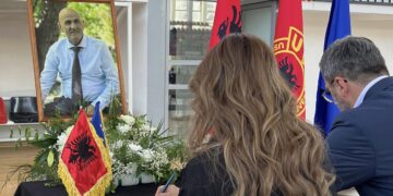 Haxhiu ngushëllon familjen Jashari pas ndarjes nga jeta të Sahit Jasharit