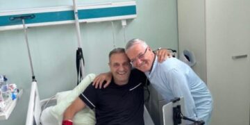 Ramadan Krasniqi e viziton në spital Sinan Vllasaliun pas aksidentit: Qoftë e kaluar miku im