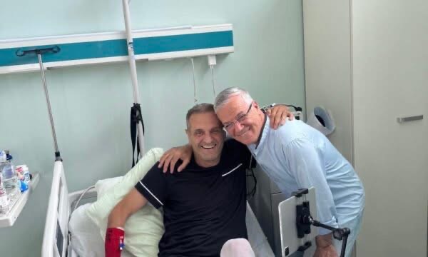 Ramadan Krasniqi e viziton në spital Sinan Vllasaliun pas aksidentit: Qoftë e kaluar miku im