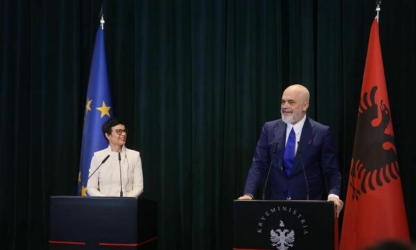 Kos thotë se kanë ‘‘garanci’’ nga qeveria e Shqipërisë për Zvërnecin: KE është njohur në detaje për procesin