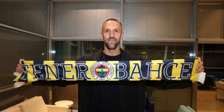 Vedat Muriqi prezantohet te Fenerbahçe