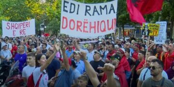 Dita e 21-të, protestuesit rrethojnë Kryeministrinë, afat Ramës dhe thirrje Berishës për dorëheqje, një grup qëndruan edhe gjatë natës