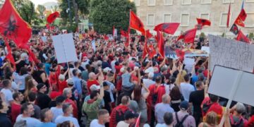 Veteranët e UÇK-së iu bëjnë thirrje protestuesve në Tiranë: Mos i keqpërdorni simbolet e UÇK-së për qëllime politike