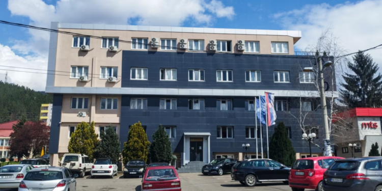 ZKA gjen parregullsi në Leposaviq: Punonjësit pa evidencë për hyrjet-daljet në punë