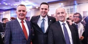 Abdixhiku sulmon ashpër Muhaxherin dhe Ahmetin, i quan bajate kërkesat e tyre: I kam mbrojtur kur kanë bërë gafa, kam hyrë në zjarr për ta