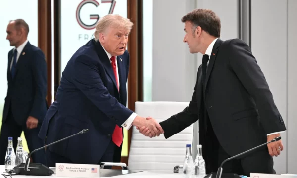 Trump shkon me një orë vonesë në sesionin e mëngjesit të G7-ës dhe bën shaka: “Unë jam bossi”