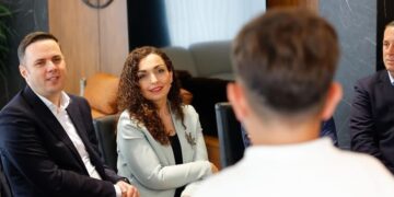 Vjosa Osmani mirëpritet jashtëzakonshëm nga familja Bunjaku në Prishtinë