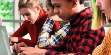 Suedia u bën thirrje prindërve të kufizojnë përdorimin e telefonit pranë fëmijëve