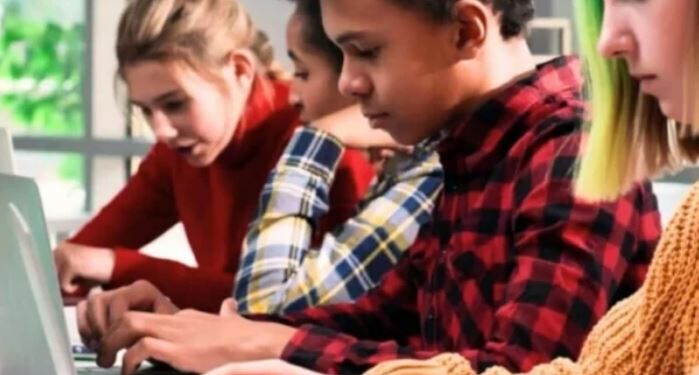 Suedia u bën thirrje prindërve të kufizojnë përdorimin e telefonit pranë fëmijëve
