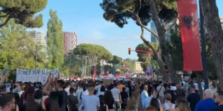 “Rama në burg”, dita e tretë e protestës në Tiranë në mbrojtje të Zvërnecit – pjesëmarrje masive edhe sot