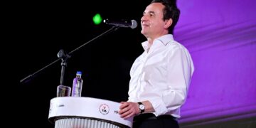 Albin Kurti mban tubim me qytetarë në Suharekë