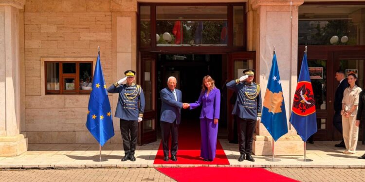 Presidenti i Këshillit Evropian nis vizitën në Kosovë, arrin në Presidencë