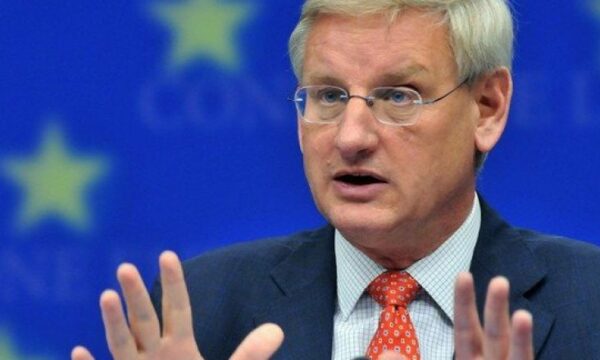 Carl Bildt: Procesi për anëtarësimin e Ballkanit Perëndimor ishte shumë i ngadaltë, por një fije shprese po shfaqet me Malin e Zi